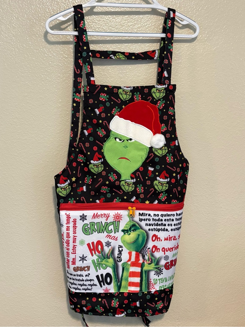 Grinch Christmas Apron Embroidered Holiday Apron with Zipper Pocket Spanish Text